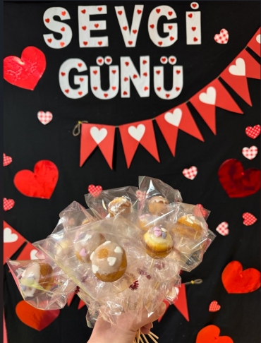 6 yaş gruplarımız 14 Şubat Sevgi Günü'ne özel sevgi kekleri hazırladılar.