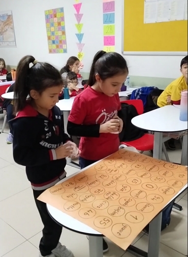 2/A sınıfı öğrencileri, Türkçe ve matematik dersinde öğrendikleri konuları içeren sorularla bilgi yarışması yaparak konu tekrarı yaptılar.