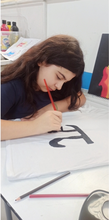 14 Mart Dünya Pi Günü teması ile görsel sanatlar dersinde tekstil tasarım konusunu işleyerek pi sayısını tişörtlerimize resmettik.