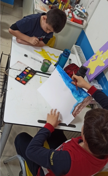 3.sınıf öğrencilerimiz ile Görsel Sanatlar dersinde suluboya tekniklerini, fırçayı ve kağıdı doğru şekilde kullanmayı öğrenmeye başladık. Doğru teknikleri deneyerek suluboya çalışmalarımızı oluşturduk.