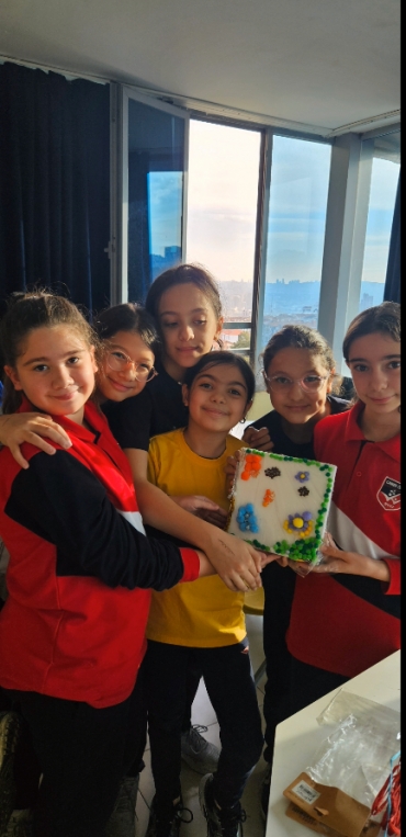 5. Sınıflarımız fen bilimleri dersinde bitki ve hayvan hücrelerini grup çalışmasıyla yaparken eğlenerek öğrendik.