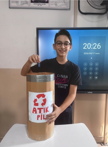 Sosyal Bilgiler dersimizde doğayı korumanın önemini öğreniyoruz!  5. sınıf öğrencilerimiz, geri dönüşüm projeleriyle atık materyalleri yeniden hayata kazandırdı. ♻️ Hem çevre bilinci kazandılar hem de yaratıcılıklarını geliştirdiler.