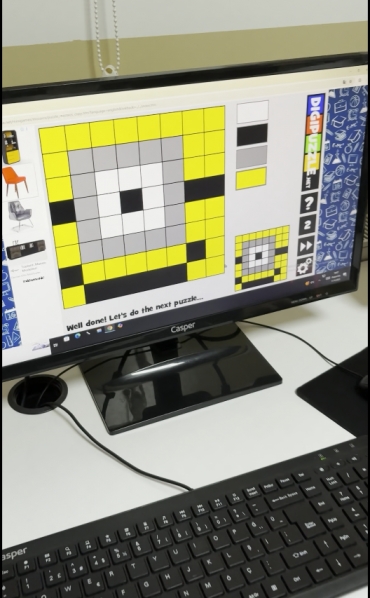 Bilişim teknolojileri dersinde 2.sınıf öğrencilerimizle digipuzzle.net üzerinden desenleri ve renkleri birleştirerek mozaikleri oluşturduk.
