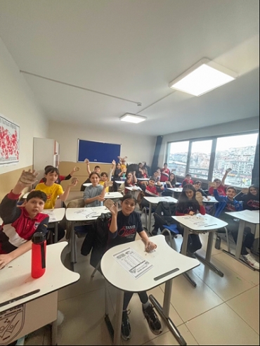 5.sınıf öğrencilerimizle Sosyal Bilgiler dersinde binlerce yıl öncesine uzanan keyifli bir yolculuğa çıktık. Mezopotamya’da ortaya çıkan ilk yazı türlerinden biri olan çivi yazısını, kil tabletler üzerine yazarak deneyimledik ?✍️ Öğrencilerimiz önce