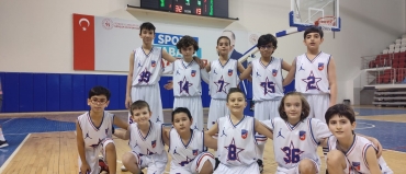 Caner Özen Koleji Küçükler Erkek Basketbol takımı Talia Yaşar Bakdur Ortaokulunu 32-19 yenip gruptan çıkarak çeyrek finale katılmaya hak kazanmıştır.