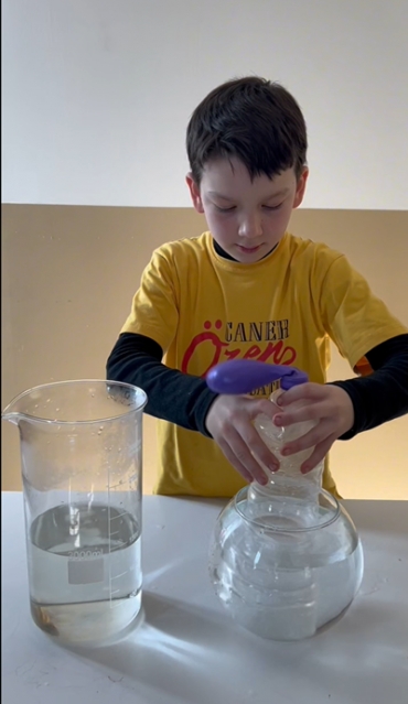 2/A sınıfı öğrencileri ile ‘genleşme ve büzülme’ kavramlarını öğrenmek adına gözlem yaptık. Şişenin başındaki balonun hangi suda şiştiğini hangi suda büzüştüğünü deneyerek öğrendik.