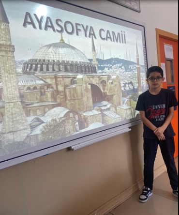 3/A sınıfı öğrencileri Hayat Bilgisi dersinde “Yakın çevresinde yer alan tarihi, doğal ve turistik yerlerin özelliklerini tanıtır.” kazanımı kapsamında Türkiye’mizin güzelliklerini arkadaşlarına tanı