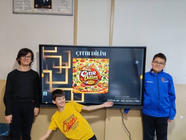 Bu hafta rehberlik dersinde 7. sınıflarımıza 2.000.000 TL verdik. Evet, gerçekten verdik. ? “Haydi bir iş kurun ve bize anlatın” dedik. Gelen sunumlar gösterdi ki; doğru yönlendirme ve özgür düşünce ortamı olduğunda çocuklar sadece hayal kurmuyor, p