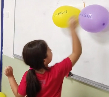2/A sınıfı Türkçe dersinde kelimelerin doğru yazılışını bularak yanlış yazımların bulunduğu balonları yok ettiler
