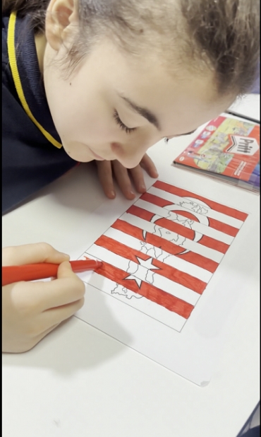 6A sınıfı ile Bayrak Sevgisi haftası kapsamında etkinliğimizi gururla yaptık.