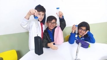 6. Sınıf öğrencilerimizle Fen Bilimleri dersinde kuvvet konusunu dinamometrelerimizle ölçümlerimizi yaparak eğlenerek öğrendik.