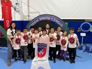 Gurur duyuyoruz!  The Legends Drones takımımız, Codeix Drone League Spark Kategorisi’nde Fair Play Award ödülünün sahibi oldu. Caner Özen Koleji olarak öğrencilerimizi yürekten tebrik ediyoruz!