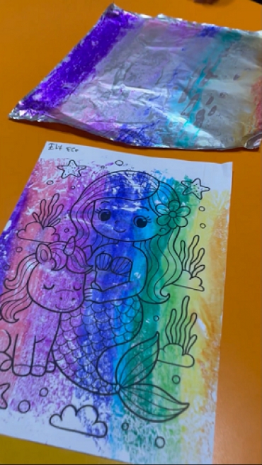 ✨ 6 Yaş B sınıfı öğrencilerimizden sihirli bir deney!  Miniklerimiz, alüminyum yüzeyi özenle boyadıktan sonra sevdikleri çizgi film karakterlerinin bulunduğu kâğıtları ıslatarak üzerine yapıştırdı..