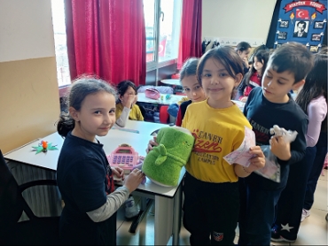 2. sınıf öğrencilerimizle Matematik dersinde “Paralarımız” konusuna unutulmaz bir etkinlikle adım attık. Sınıfımızı küçük bir pazara dönüştüren öğrencilerimiz, getirdikleri oyuncakları satışa sunarak kendi alışveriş deneyimlerini yaşadılar. Sahte par