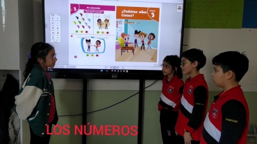 4. Sınıf öğrencilerimizle İspanyolca dersinde bu hafta "Sayılar" ünitesine giriş yaptık. Her ünitemizin başında ve sonunda öğrendiğimiz kalıpları içeren diyaloglar kuruyor, böylece hem telaffuz çalışması yapıyor hem de öğrenmeyi kalıcı hale getiriyor