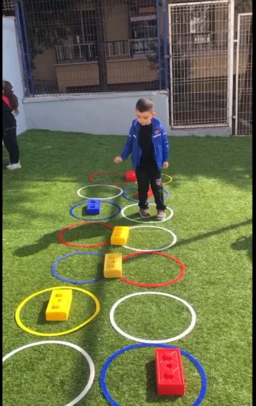 5 Yaş A sınıfı oyun ve hareket saatinde çemberlerle seksek oyunu oynadı