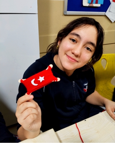 Bayrak Haftası Etkinliklerimiz. Bu hafta öğrencilerimizle Bayrak Haftası’nı büyük bir coşku ve gururla kutladık. Türk bayrağımızın anlamını, taşıdığı değerleri ve bizler için önemini konuştuk; farklı materyallerle yaratıcı çalışmalar yaptık. Mini