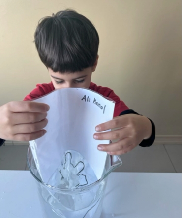 1/B sınıfı ile laboratuvar dersinde ışık kırılması olayını gözlemlemek için kendi mikroplarımızı çizdik. Işığın suda kırılması olayı sayesinde mikropları yok ettik.