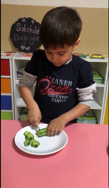 5 Yaş A Sınıfı  Bu hafta yaşam becerileri dersimizde salatalık doğradık.Böylece bıçak kullanma ve doğrama becerimizi geliştirdik doğradığımız salatalıkları afiyetle yedik
