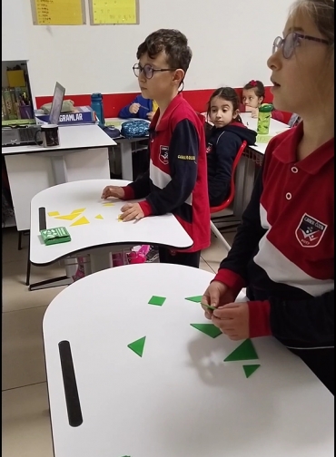 2/A sınıfı öğrencileri matematik dersinde "geometrik şekiller" konusunu pekiştirmek için tangram yarışması yaptılar.
