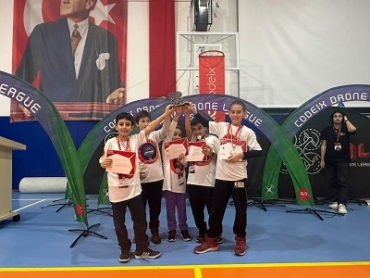 Çifte gurur!  Fast and Wild Drones takımımız, Codeix Drone League Spark Kategorisi’nde 4. oldu ve Best Team Spirit ödülünün sahibi oldu!  Caner Özen Koleji olarak öğrencilerimizi yürekten tebrik ediyoruz!