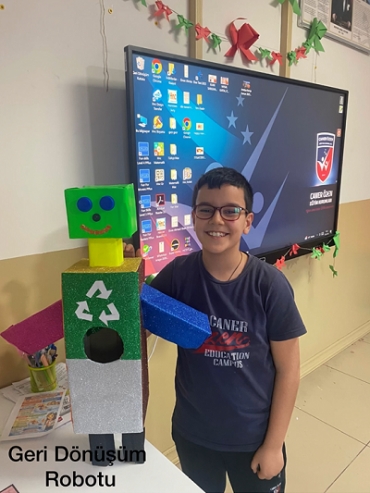 4/B sınıfı öğrencileri fen bilimleri dersinde problem belirleme, çözüm üretme ve tasarım aşamalarını deneyimleyerek kendi icatlarını geliştirdiler. Hazırladıkları maketleri ve tanıtım sunumlarını arkadaşlarıyla paylaşarak hem bilimsel düşünme hem de