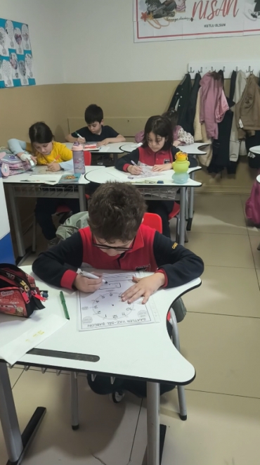 2/B sınıfı Matematik dersinin Zaman Ölçme konusunda yaz-sil saat şablonu ile çalışarak saatleri okuma ve yazma konusunu pekiştirdi.