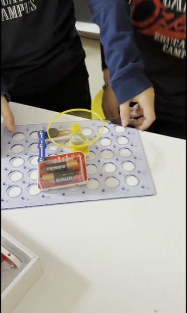 2/A sınıfı ile Bilişim teknolojileri dersinde; elektrik enerjisini mekanik enerjiye dönüştürmeyi, mıknatıs ile elektrik akımı arasında ilişki kurmayı, manyetik kavramlarını çıt çıt devre elemanları ile öğrendiler.