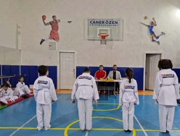 1. dönem taekwondo kuşak sınavını yönetmeliklere uygun antrenör ve idarecilerimizle gerçekleştirdik. Öğrencilerimizin yeni kuşakları ve başarılarının devamını dileriz.