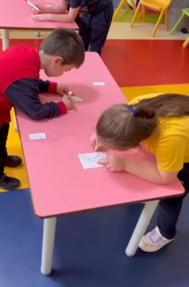 6 yaş C sınıfı Matematik dersinde simetri çalışması yaptılar.