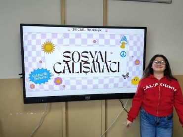 Geleceğin mesleklerine bugünden dokunduk… ? sınıf öğrencilerimizle gerçekleştirdiğimiz “meslekler” etkinliğinde, öğrenmeyi sınıfın dışına taşıdık. Öğrencilerimiz seçtikleri bir yetişkinle röportaj yaparak meslekleri yerinde ve gerçek deneyimler üzer