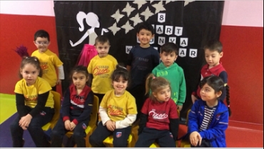 5 yaş A sınıfı öğrencileri, Kadınlar günü ile ilgili etkinliğini yaparken hem eğlendiler hem de günün önemini öğrendiler. ??