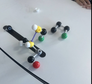 7. Sınıflarımızla Fen Bilimleri dersinde oluşturduğumuz  molekül modelleri ile moleküllerin yapısını öğrendik.