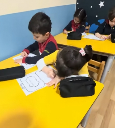 5 yaş A grubu Trafik ve ilk Yardım haftasında ilk yardımın önemini öğrendi ve ilk yardım çantası hazırladı .