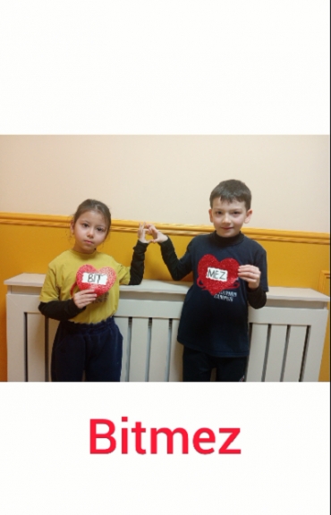 2/A sınıfı olarak biliyoruz ki sevgi; paylaşınca çoğalan, kalpten kalbe yayılan en güzel duygudur. Biz birbirimize saygı gösterir, arkadaşlığımızı korur ve iyiliği her gün biraz daha büyütürüz. Küçük kalplerimizle büyük mutluluklar biriktirir, dünyay