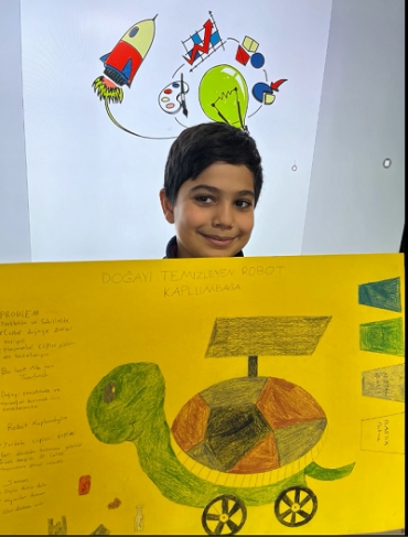 4/A sınıfı öğrencileri, Sosyal Bilgiler dersinde insanların karşılaştığı güçlükler ve ihtiyaçlardan yola çıkarak icatlar yapan mucitleri araştırıp gözlemledi. Kendileri de tasarım yapma aşamalarını gözeterek icatlar tasarlayıp arkadaşlarına sundu. ?