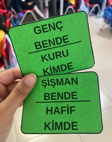 2/A sınıfı öğrencileri Türkçe dersinde zıt anlamlı kelimeleri ‘Bende-Kimde’ oyunu ile pekiştirdi.