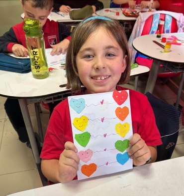 İlkokul öğrencilerimiz Rehberlik dersinde sevgi konusu hakkında fikir sahibi olup, sevgilerini paylaşmak için sevgi kartı yaptılar.