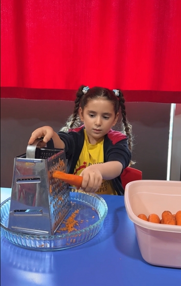 6 yaş A grubu öğrencilerimiz yaşam becerileri dersinde havuç rendeleme çalışması yaptı.