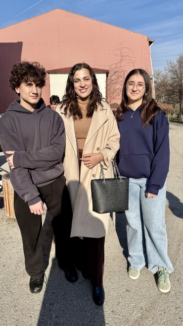 “Bir okul, bin hayal… Dün mezun ettiklerimizle bugün hayali bu okul olanları buluşturduk. Taşlar ve yapraklar değil; hatıra ve motivasyon topladık.”LGS grubumuz ile Atatürk Anadolu lisesi gezimizden bazı kareler “..