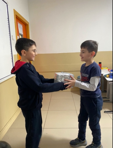 3/A sınıfı öğrencileri mutluluğu paylaştıkları gibi yeni yıl için de hediyelerini paylaştılar. 3/A sınıfı mutlu yıllar diler.
