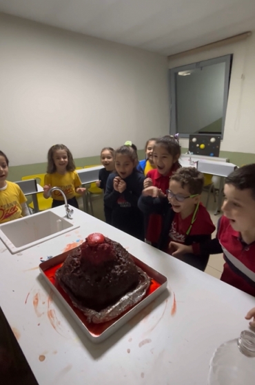 1/B sınıfı Laboratuvar dersinde sirke ile karbonatın kimyasal tepkimeye girmesi sonucu oluşan ürün ile yanardağ simülasyonu gerçekleştirdiler. Hem eğlendiler hem öğrendiler .