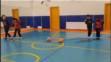 Beden Eğitimi ve Oyun Dersi 'nde 3 . Sınıf öğrencilerimiz iş birliği, koordinasyon ve hedefe isabet becerilerini geliştirmeye yönelik çubuk taşıma oyunu oynadılar. Eşli çalışma ve birlikte hareket edebilmeyi deneyimlediler.