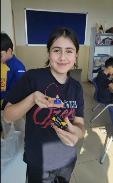 6.sınıflarla Fen Bilimleri dersimizde laboratuvar dersimizde kurduğumuz basit elektrik devresiyle test uçlarıyla plastik metal tahta gibi maddelerin iletken yalıtkan olma durumlarını deneyerek öğrendik.