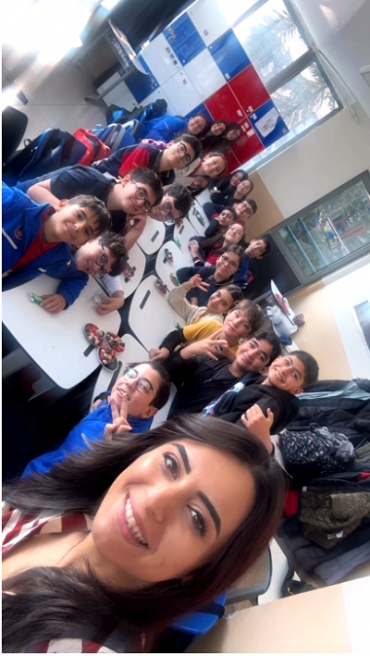 Sosyal Bilgiler dersi kapsamında 7.sınıf öğrencilerimizle Osmanlı’da kahve kültürünü yaşayarak öğrendik. Türk kahvesinin tarihini, sohbetin ve paylaşımın önemini keşfettik. Kültürümüzü tanıyarak öğrenmeye devam ediyoruz.