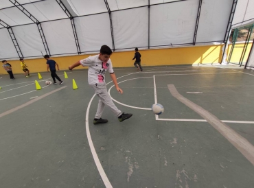 Spor branşlarına yonelik haftasonu Futsal kulübümüzde çocuklarımız Salon Futboluna ilişkin yeteneklerini sergileyerek gelişimlerine yönelik çeşitli diril ve antrenman sistemleri ile keyifli bir hafta sonu geçiriyorlar