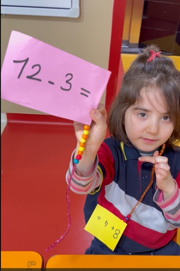 6 yaş B grubu toplama-çıkarma işlemlerini eğlenceli bir etkinlik yaparak öğrendiler.