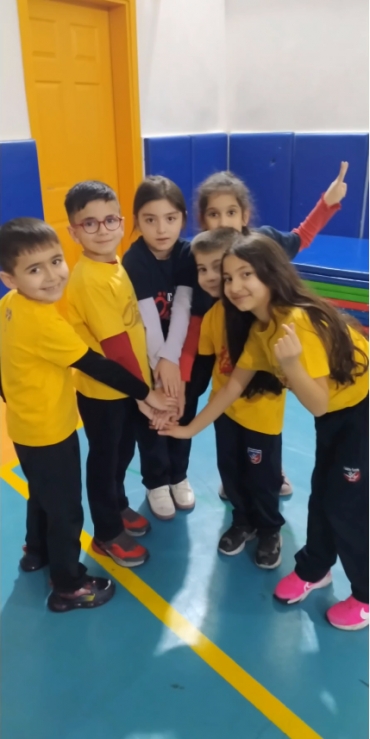 1. Sınıf öğrencilerimiz Beden Eğitimi ve Oyun Dersi 'nde çemberden çembere oyunu ile nesne kontrolü, çabukluk, koordinasyon ve sıçrama becerilerini geliştirmeye çalıştılar.