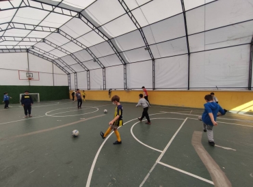 Hafta sonu spor kulüplerimizde çocuklarımız eğlenerek öğrenmeye devam ediyor.4.5.6. Sınıflarda Futsal kulübümüz ayağa  pas yaparak  hedef ve kuvvete yönelik çalışmalarını devam ettiriyorlar.