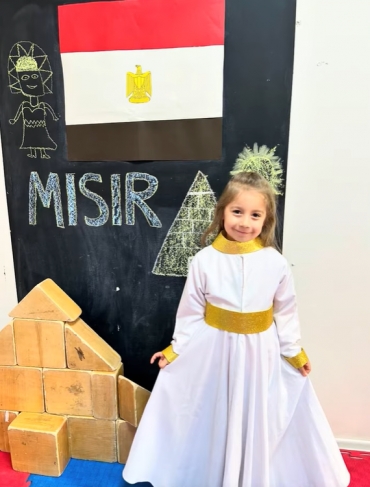 Caner Özen Kids Mısır ülkesini öğrendikten sonra Mısır partisi yaparak eğlendi.